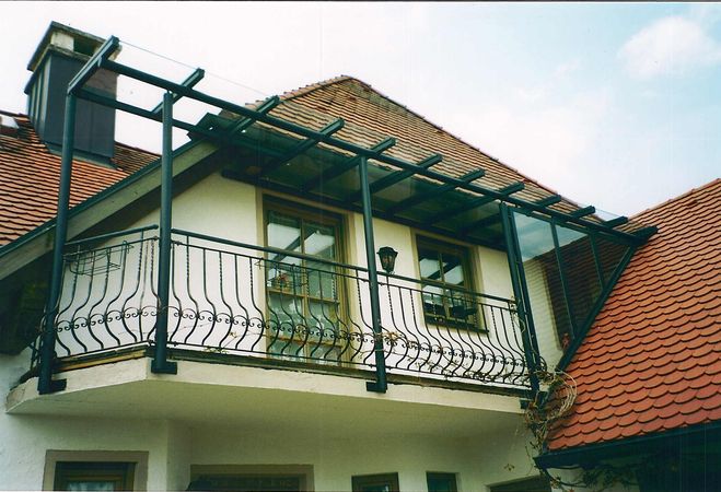 Balkonüberdachung verzinkt und lackiert, seitlich mit                                       Dreiecksverglasung