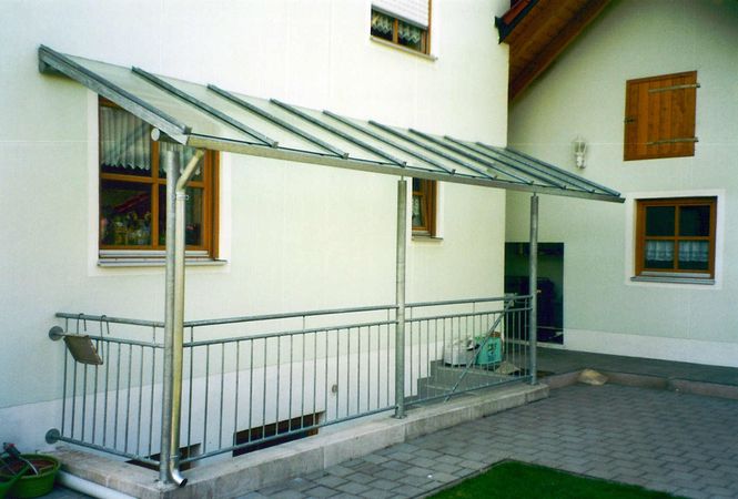 Stahlkonstruktion verzinkt mit Verglasung, Dachrinne und                                    Geländer