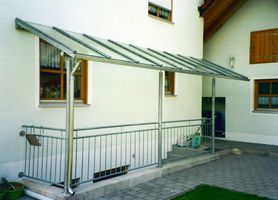 Stahlkonstruktion verzinkt mit Verglasung, Dachrinne und                                    Geländer