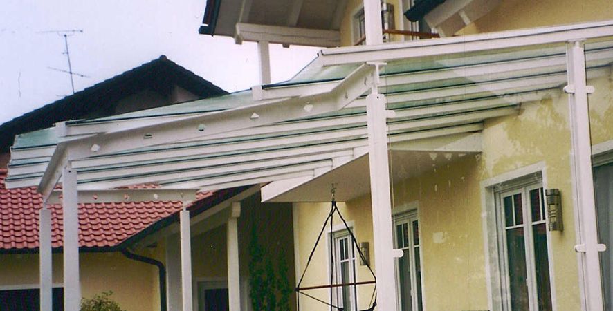 Terassenüberdachung mit Windschutz  verzinkt und lackiert