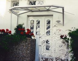 Eingangsüberdachung mit seitlichem Windschutz, verzinkt und lackiert