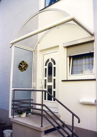Eingangsüberdachung rund mit seitlichem Windschutz, verzinkt                                und lackiert
