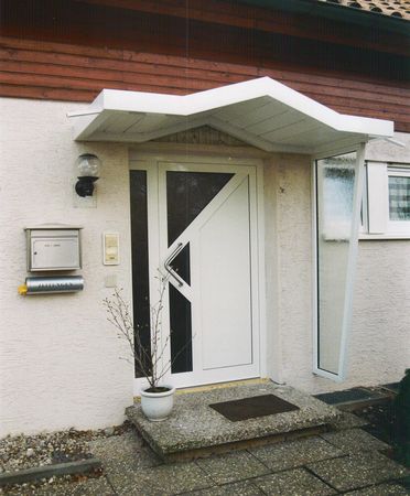 Eingangsüberdachung mit Blechverblendung, Holzansicht und seitlichem                        Windschutz, verzinkt und lackiert