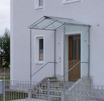 Eingangsüberdachung mit seitlichem Windschutz aus Glas