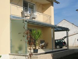 Terrassenüberdachung mit Verglasung, Dachrinne und seitlichem Windschutz,                    Stahl verzinkt