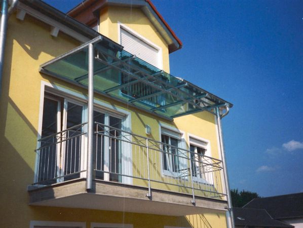 Balkonüberdachung verzinkt und lackiert mit getöntem Glas