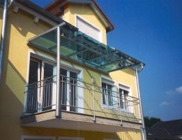 Balkonüberdachung verzinkt und lackiert mit getöntem Glas