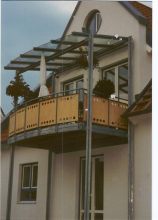 Balkonkonstruktion verzinkt mit Glasüberdachung