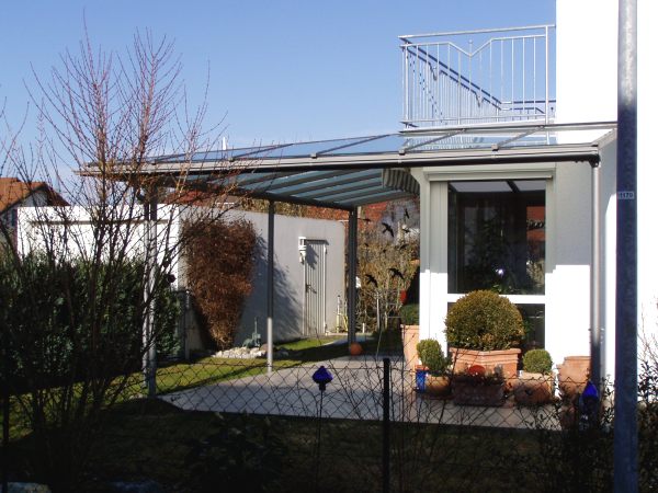 Terassenüberdachung mit Verglasung, seitlichem Windschutz und Dachrinne, Stahl                   verzinkt und lackiert
