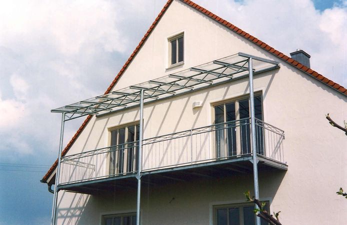 Balkon als Stahlkontruktion mit Glasüberdachung verzinkte                                  Ausführung