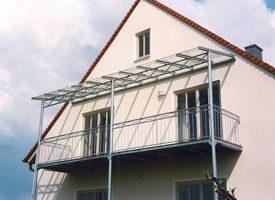 Balkon als Stahlkontruktion mit Glasüberdachung verzinkte                                  Ausführung