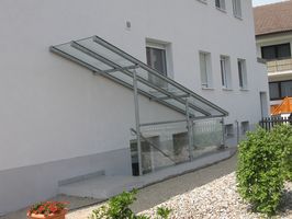 Kellereingangsüberdachung verzinkt mit Verglasung und Geländer aus Glas