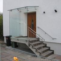 Hauseingansgüberdachung mit Seitenwänden als Ganzglasanlage inkl. Edelstahlgeländer